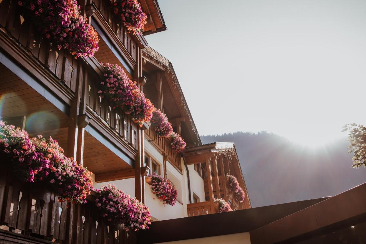 Familienhotel Huber Valles Bagian luar foto