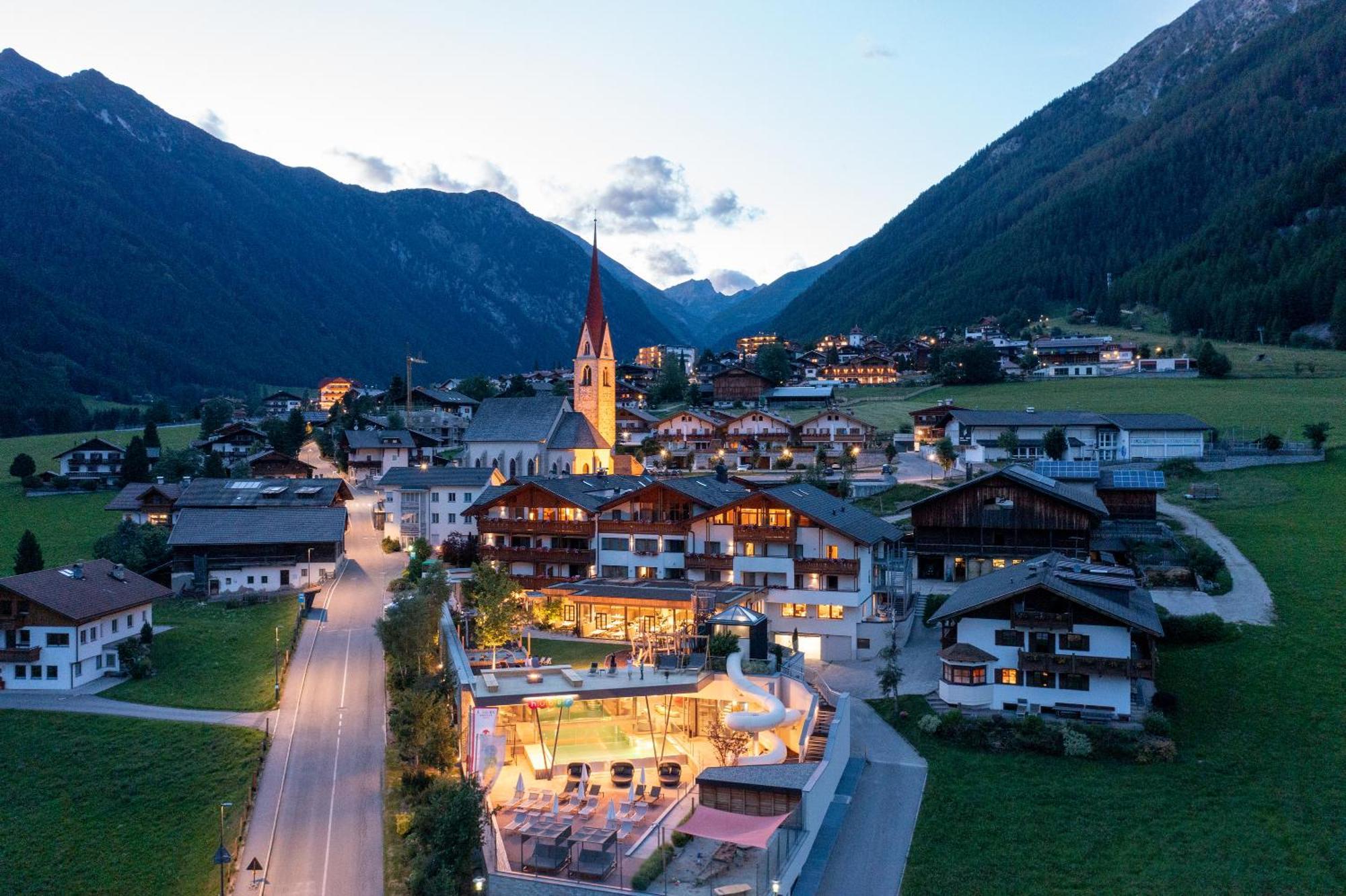 Familienhotel Huber Valles Bagian luar foto